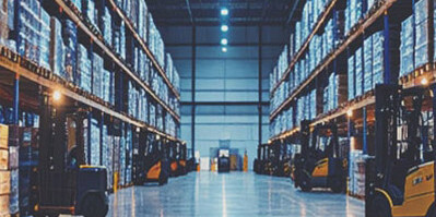 Centro de distribución completo con carretillas elevadoras