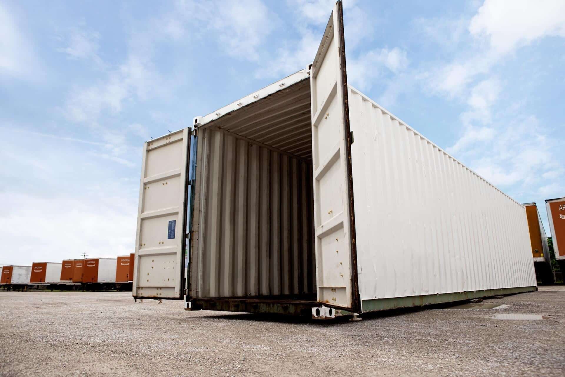 remolque de almacenamiento con las puertas abiertas